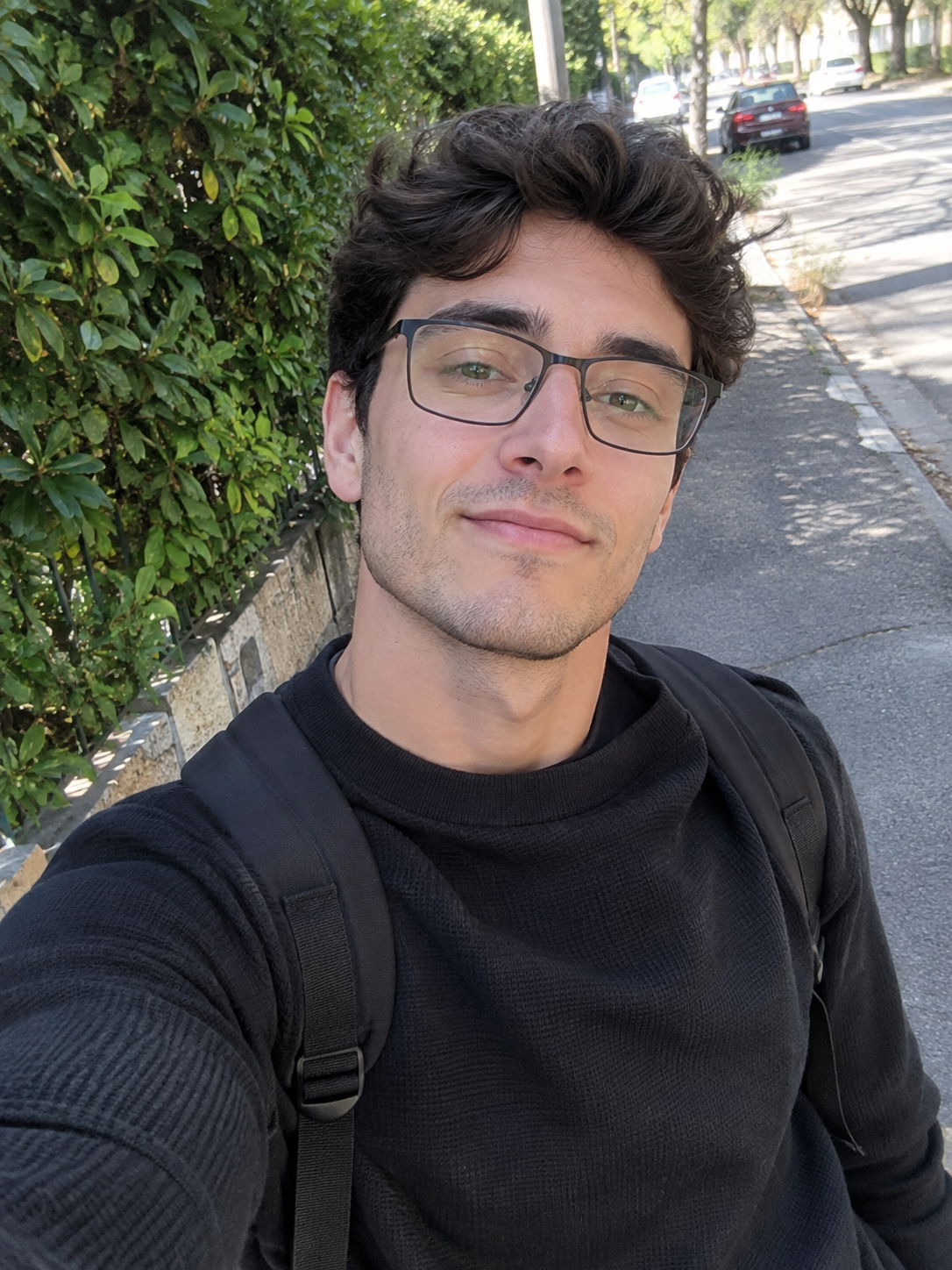 files/Selfi_urbano_junto_al_seto.png